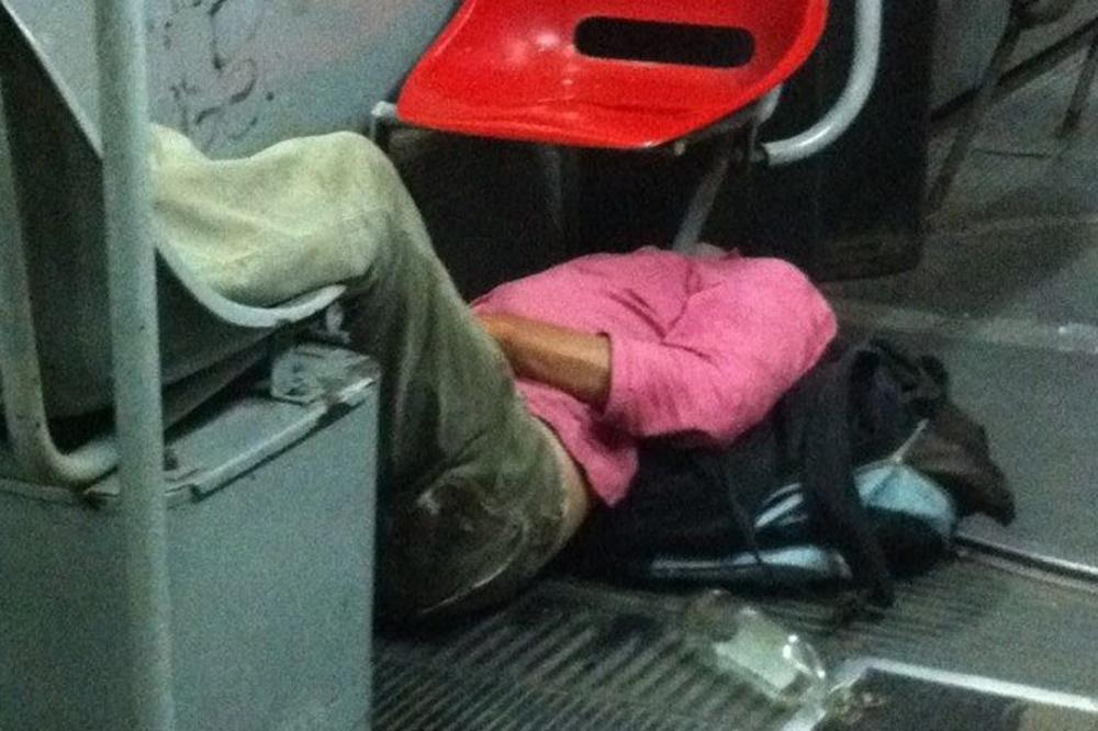 Overio u busu, glava mu buzdovan: Hit scena u tramvaju zaprepastila sve! (FOTO)