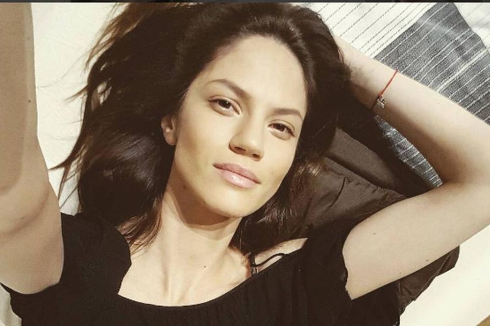 Koja boleština! Skinula se Amidžina žena i pokazala nam nešto jezivo (FOTO)