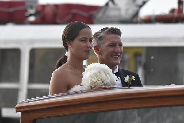 Ova cica bila je ubedljivo najlepša na Aninom venčanju! Svi su buljili samo u nju! (FOTO)