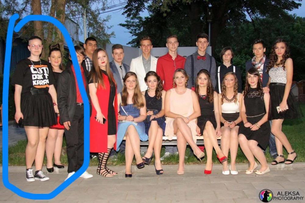 Da li je ovo najjači stajling za maturu? Natpisom na  majici poručila: Ćuti dok te...! (FOTO)