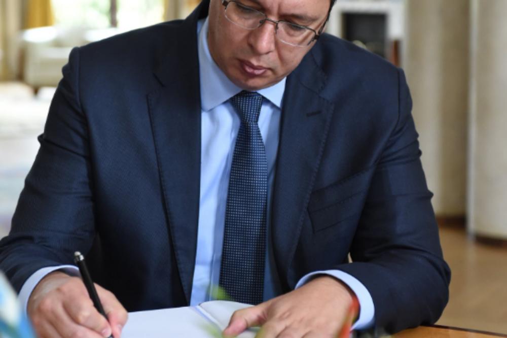 Da vratite osmeh na lice svakom detetu: Evo šta stoji u Vučićevom telegramu Francuzima (FOTO)