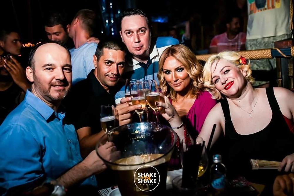 Nije bio dosadan dan! Tap 011 napravili lom na splavu Shake'n'Shake! (FOTO)
