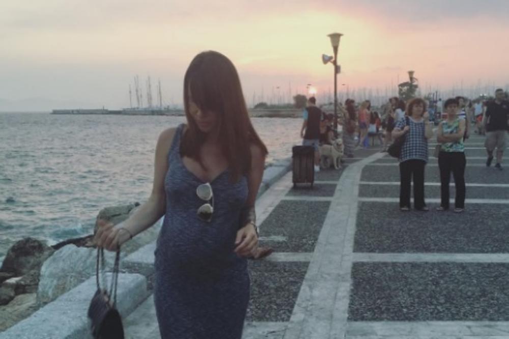 Trudna Nikolija na plaži: Blista bez šminke, Relja nikad ponosniji! (FOTO)