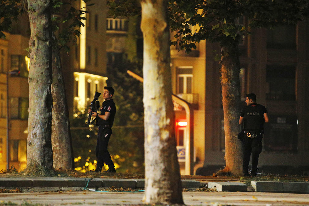 Sada je haos u Ankari: Iz helikoptera pucaju po narodu!