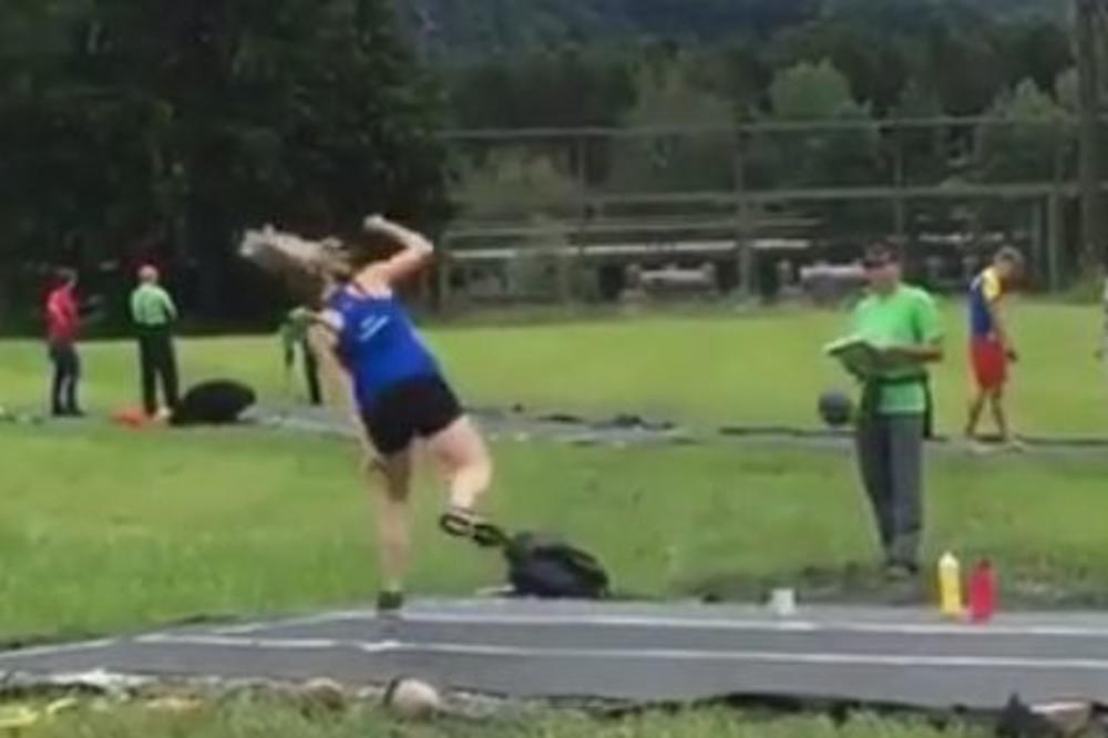 Trebalo je da zapiše rezultat, a umesto toga dobio je udarac tamo gde najviše boli!