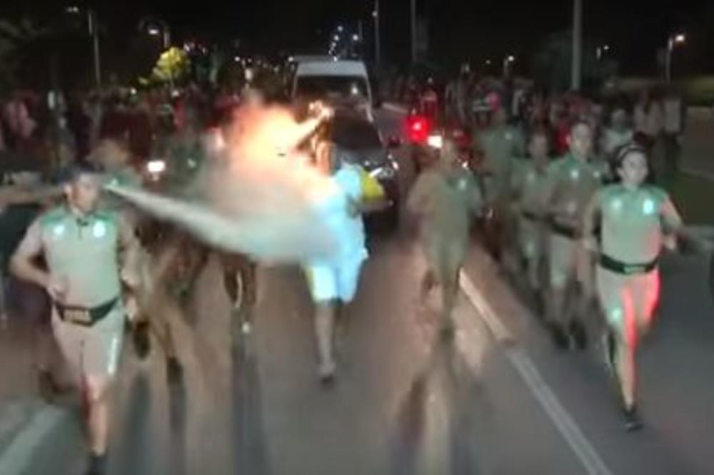 Kakav bolid! PP aparatom pokušao da ugasi olimpijsku baklju! (VIDEO)