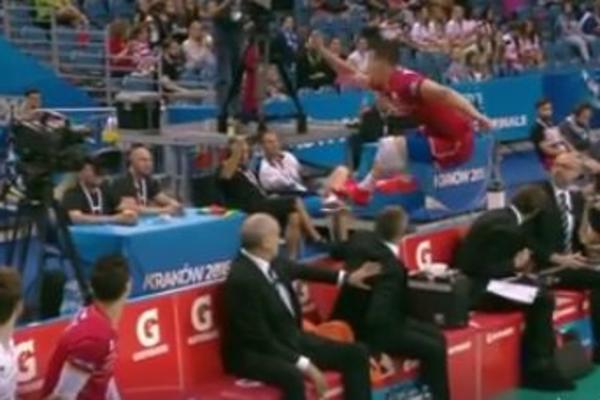 Ludi libero francuske reprezentacije odigrao je potez godine! (VIDEO)