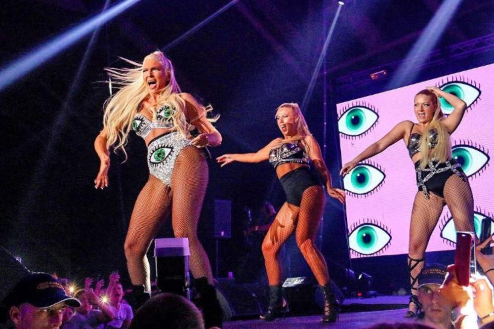 Karleuša pokazala guzu i još nešto...Sarajevo odlepilo na srpsku pevačicu! (FOTO) (VIDEO)