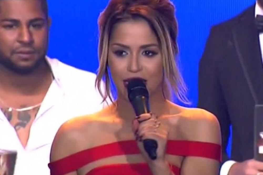 AUU, HRABRO! BEZOBRAZNA POZA, USKI KORSET I ČARAPICE: Pevačica u prvi plan istakla BUJNE GRUDI i ZAPALILA MREŽE!