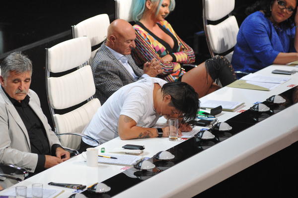 VUJAKLIJA U PZ I ZG Šta bre znače FALSET, LAGE, MORDENT i ostale reči koje Ceca, JK i ekipa stalno ponavljaju na TV?