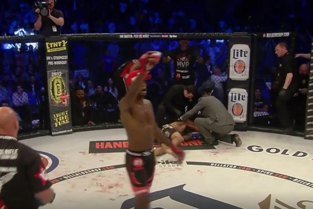 MMA ludak brutalno nokautirao protivnika, a potom ga ulovio kao Pokemona! (VIDEO)