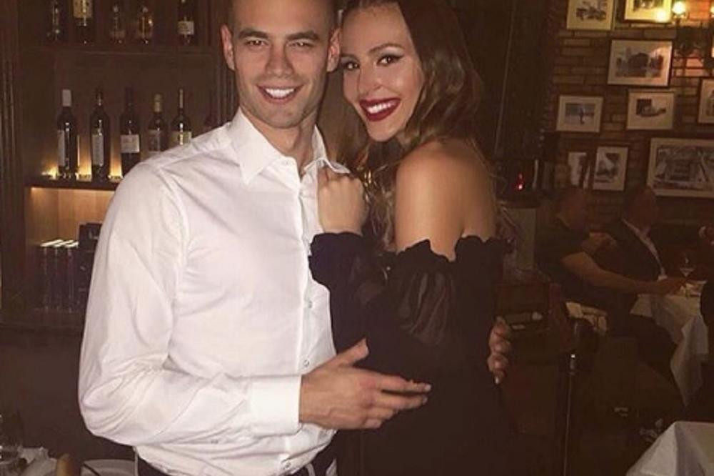 Ponovo su zajedno: Romantični Kostadin drži čvrsto Anastasiju u naručju, dok joj peva!  (VIDEO)