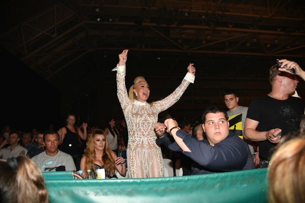 Šmeker na brata: Brenin sin smuvao pevačicu koja je bila hit finala Zvezda Granda! (FOTO)