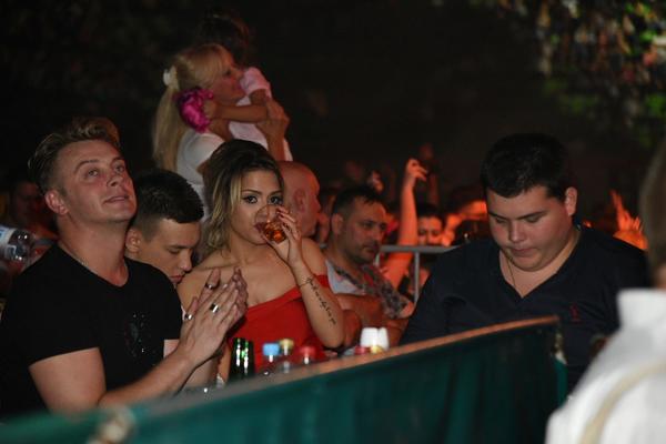 NAJBAHATIJI NASLEDNIK NA NAŠOJ ESTRADI? Viktor Živojinović izvodi bahanalije na Kopaoniku! (FOTO)