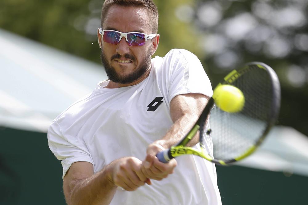 Troicki se baš zapustio na odmoru: Srećom, tu je njegova zgodna devojka da nam skrene pogled! (FOTO)