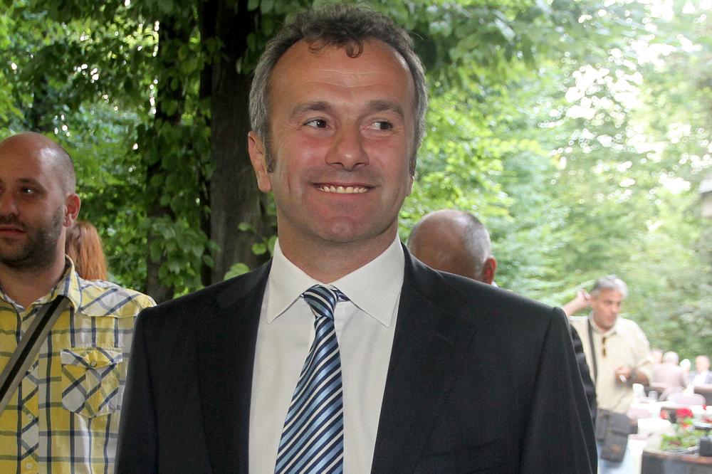 HIT FOTKA! PA GDE ON TO DA PROPUSTI? Ko to sedi tik uz Deja Savićevića u istorijskom okršaju Crne Gore i Srbije?