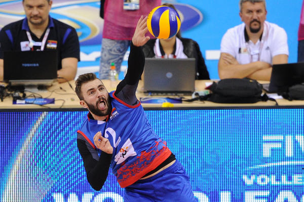 NIJE MOGLA DA IZDRŽI: Kovačevića prelepa devojka spopala pored terena, usledio je vreli poljubac!