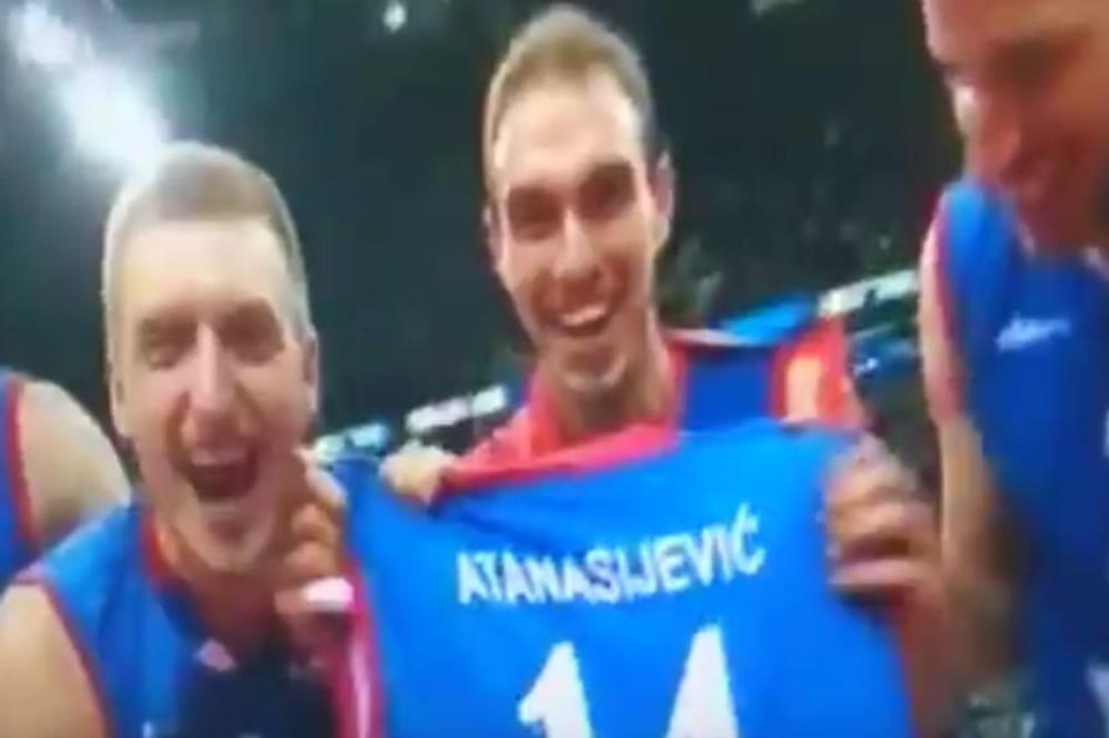 Brate, tu si sa nama! Odbojkaši ni na postolju nisu zaboravili povređenog druga! (VIDEO)