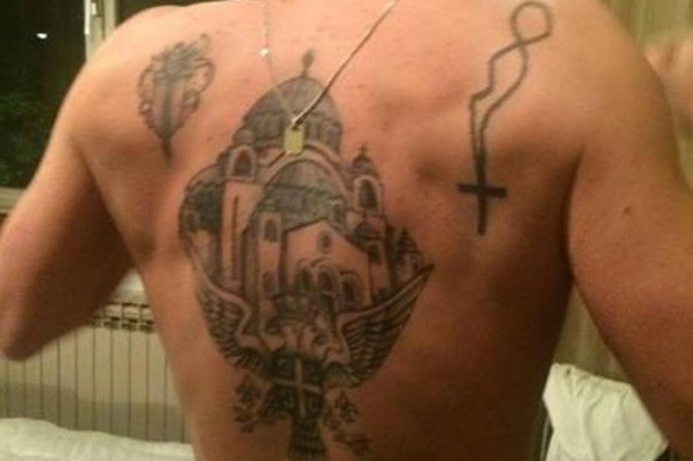 Krst, brojanica i Hram preko celih leđa! Naš glumac u 35. godini šokirao fanove prvom tetovažom!