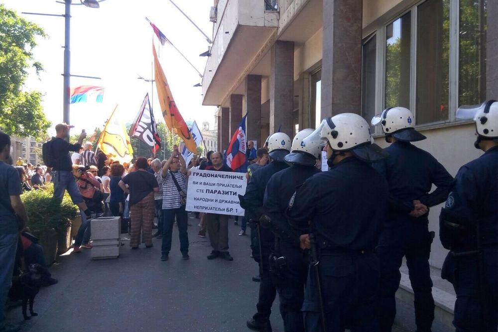 Hvalili se preko megafona: Razbili smo nos policajcu, ko ga j*be! (VIDEO)