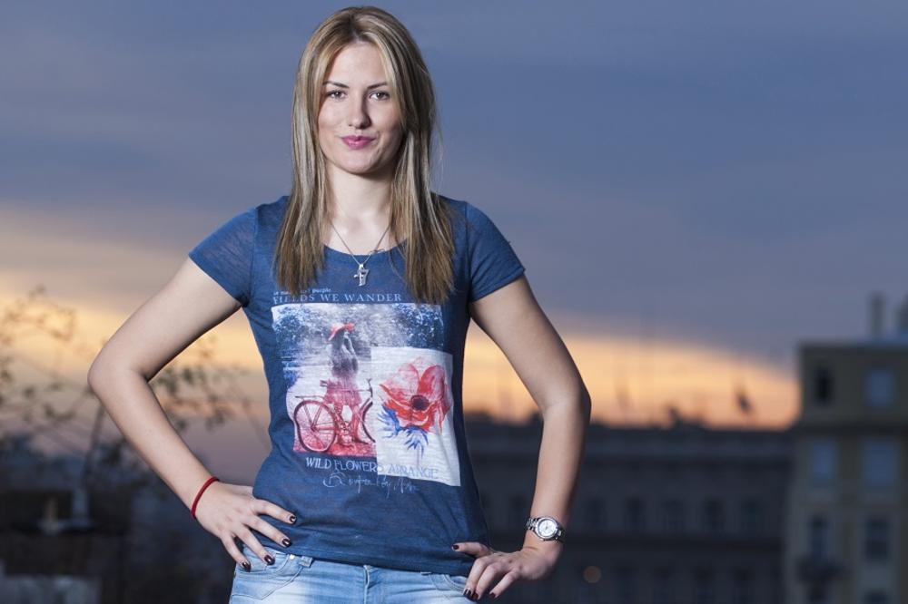 Ona voli život! Bravo, carice! Nataša Kovačević pozira u bikiniju na plaži! (FOTO)