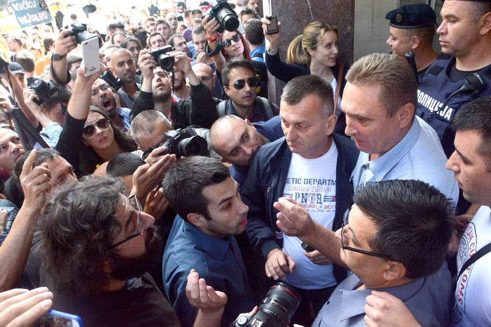 Dan posle protesta: Policija saslušala člana Inicijative Ne da(vi)mo Beograd (VIDEO)