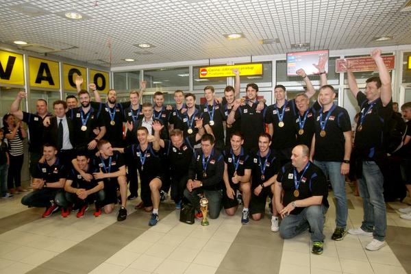Veličanstven doček za odbojkaše na aerodromu: Orilo se iz sveg grla "Šampioni"! (FOTO)