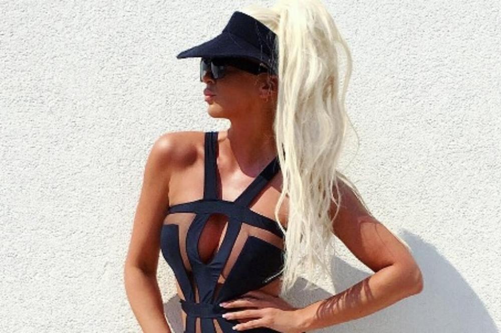 Kada ste poslednji put videli avion na brodu? Ne, nije mornarica, već golišava JK! (FOTO)