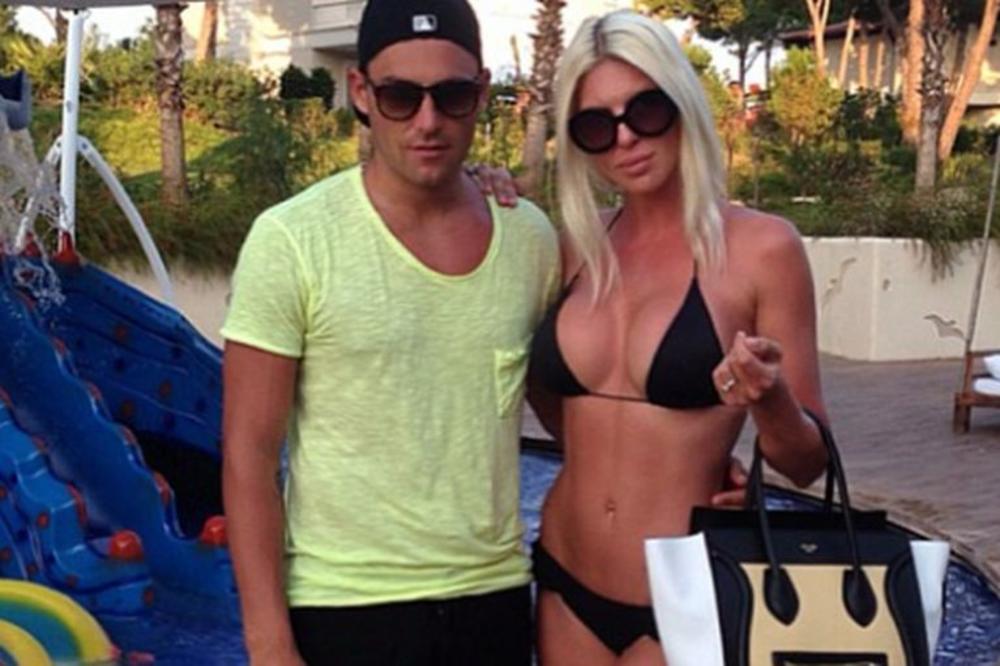 Kad se opuste: Duško mortus, obučen upao u bazen, JK povraćala iza stola!