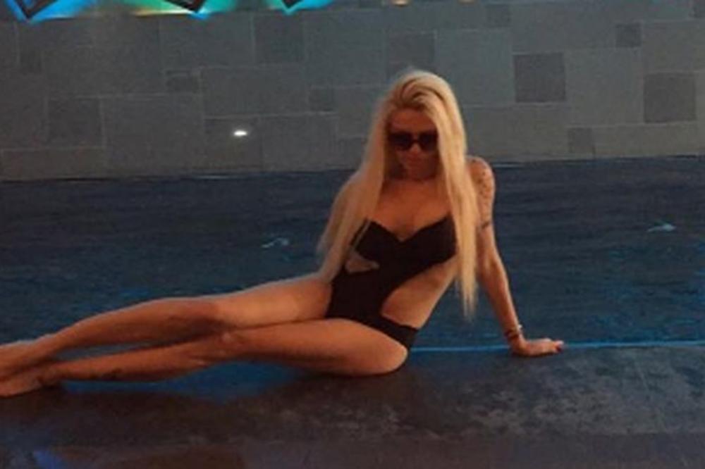 Najpoznatija Grobarka erotskim snimkom naterala muški pol da balavi! (VIDEO)