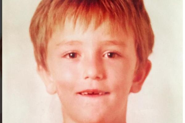 Ima prek stav, ali se sve žene seku na njega: Ovaj klinac je danas jedan od naših omiljenih pevača!