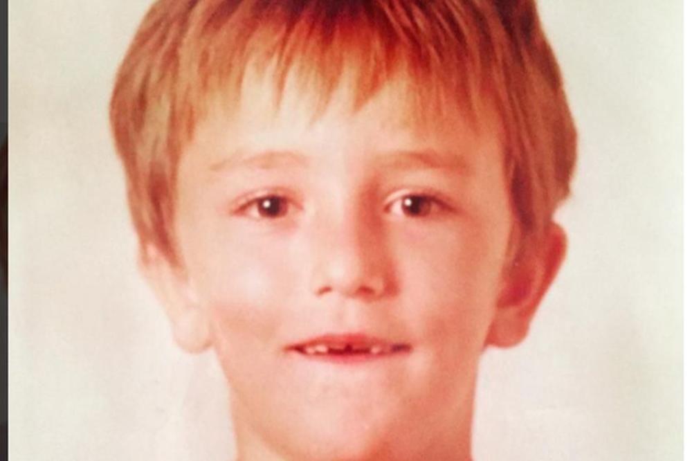 Ima prek stav, ali se sve žene seku na njega: Ovaj klinac je danas jedan od naših omiljenih pevača!