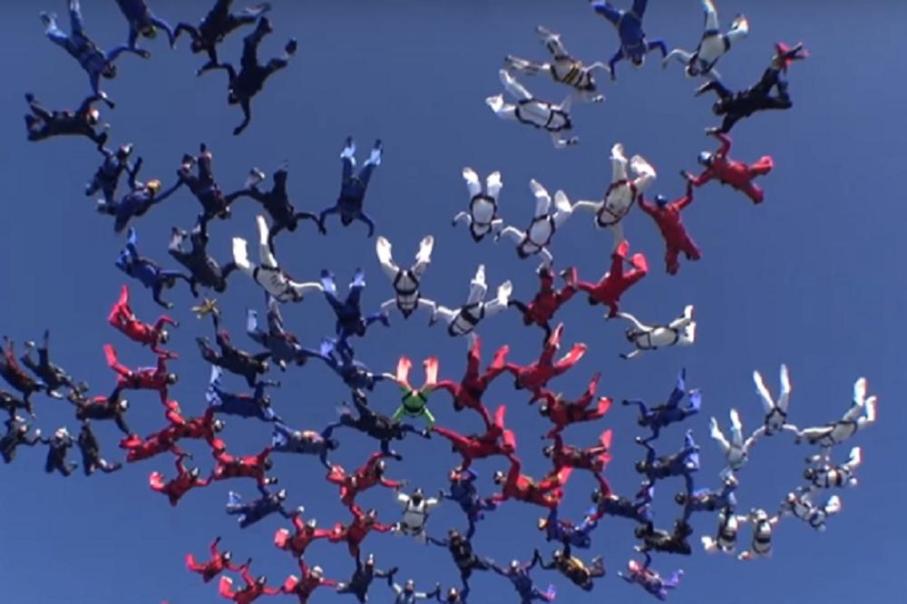 Nebesko čudo! Skok 106 ruskih padobranaca oborio sve rekorde! (FOTO) (VIDEO)