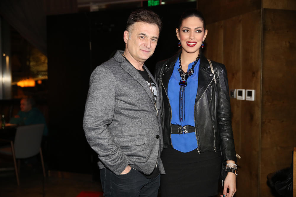 Al baš je mator! Nina našla još starijeg od Leke: Uhvaćeni kako se ljube! (FOTO)