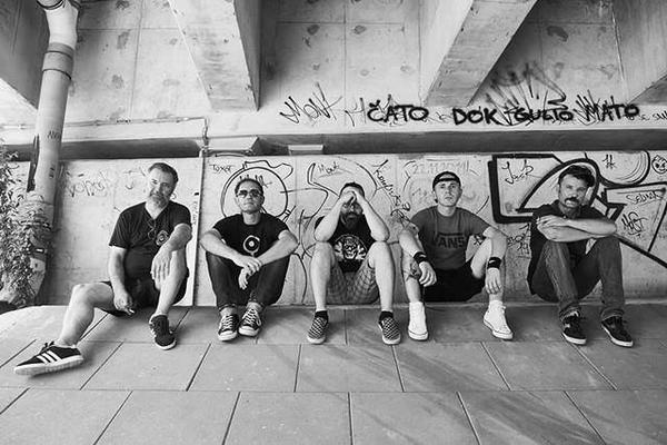 Prvo su se šamarali, a sada su još luđi: Izašao novi spot benda Petar Punk (VIDEO)