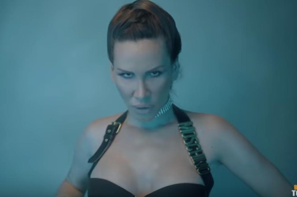 Nikolija sa stomakom se uvija oko golog tetoviranog frajera! Od trudnoće je samo još vaternija! (FOTO)