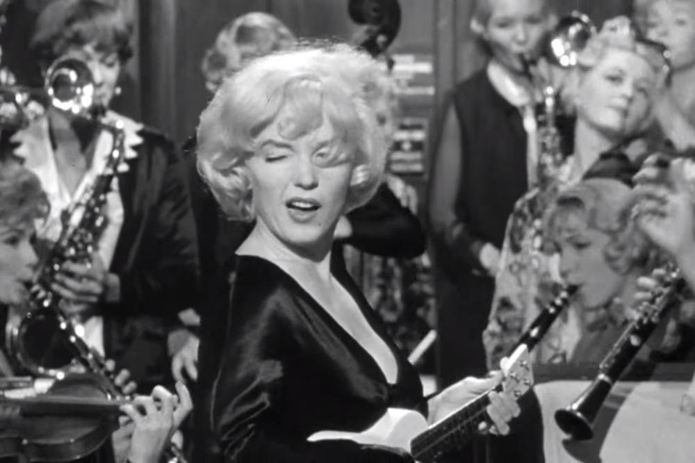 Dva uvojka - 8 soma dolara! Merlinkine haljine i lokne na aukciji! (FOTO) (VIDEO)