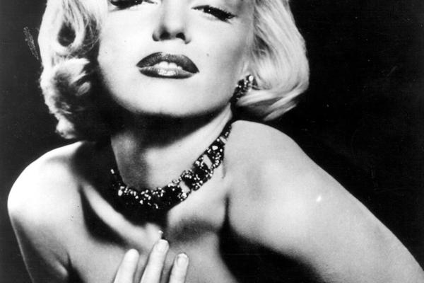 UZNEMIRUJUĆI SADRŽAJ! Objavljene necenzurisane fotografije Merlin Monro nakon samoubistva:KRVAVO LICE,OTEKAO VRAT