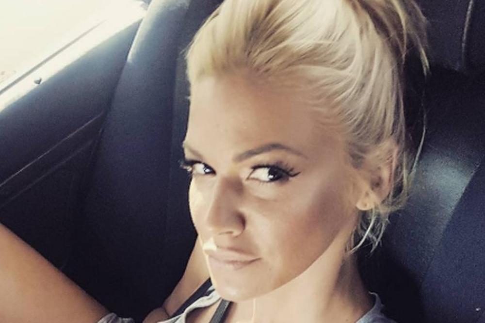 Crn i mokar, a nije Ljuba?! Nataša okačila svoje fotke iz kade, ali sa njom nije njen muž (FOTO)