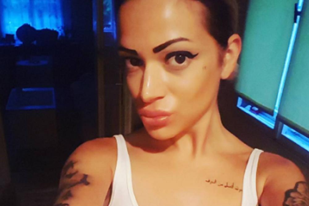 NJEN ŽIVOT JE KATASTROFA, OD DROGE, ALKOHOLA, SMRTI, A SADA I OVO: Naša pevačica se godinama svađala sa majkom, a sada ju je ona nazvala KOBILOM