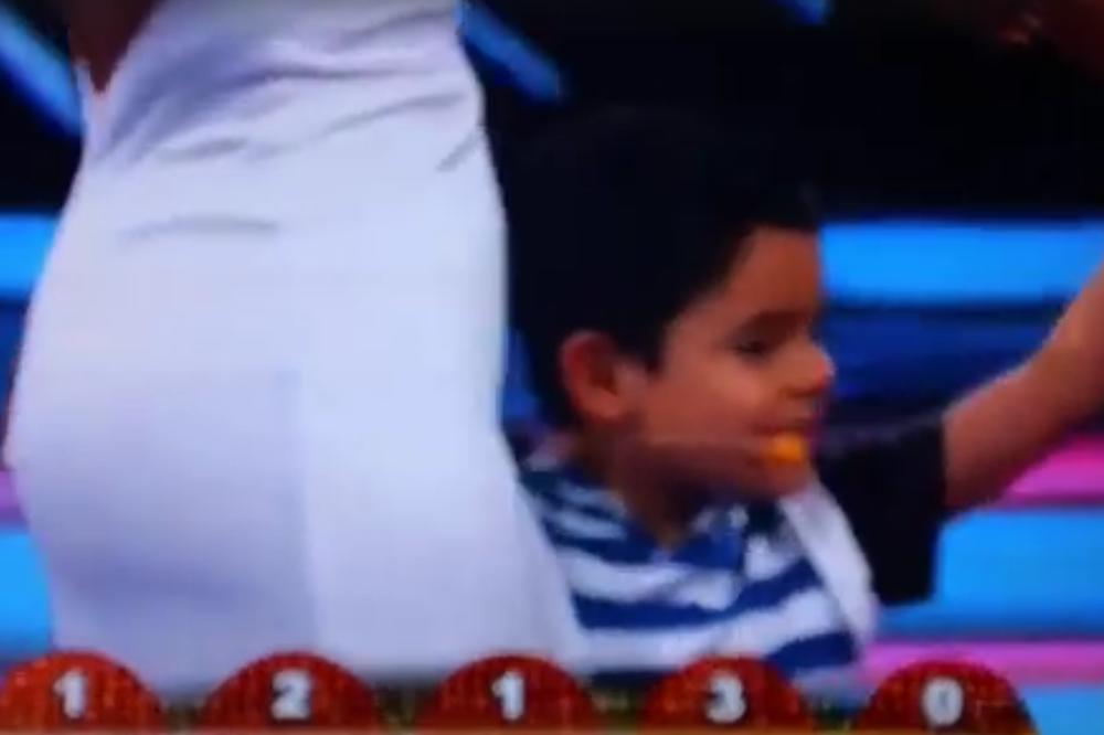 Mali zna znanje: Kako se igra tango? Tako što uhvatiš voditeljku za guzu! (VIDEO)