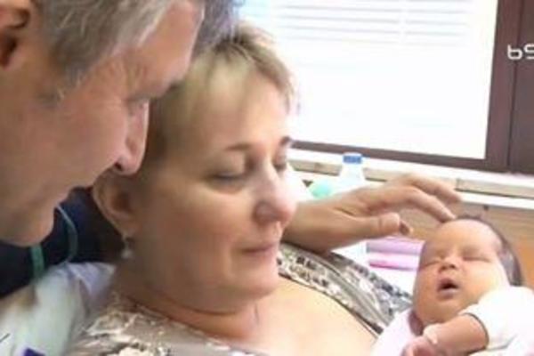 Svaka vam čast: Šapčani postali roditelji na početku šeste decenije, mama rodila Janu u 51. godini! (FOTO)