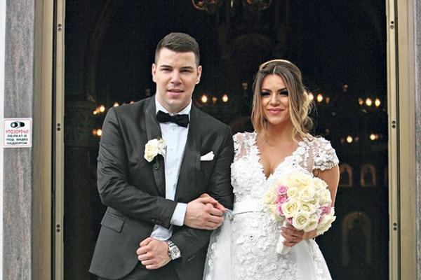 SVE ZA BEBU Prva Nova Godina sa sinom Vujadinom: Petar i Ivana su za NG dom UKRASILI kao iz BAJKE!! (FOTO)