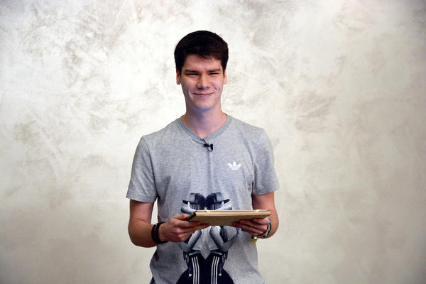 Espreso Tviter: Je l smete da kažete Marku Mandiću da nije lep? A da mu prospete martini u facu? (VIDEO)