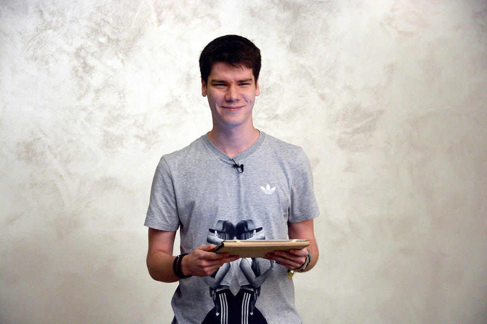 Espreso Tviter: Je l smete da kažete Marku Mandiću da nije lep? A da mu prospete martini u facu? (VIDEO)