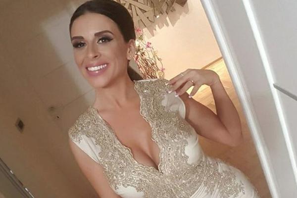 Izbacila butke, grudi samo što ne iscure i Laura pod ruku: Evo zašto je Ana Sević mama-bomba! (FOTO)