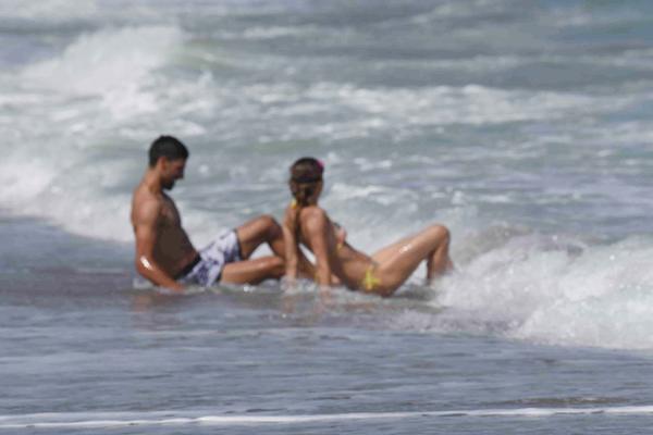 Kako Jelena podnosi što pred njom druga žena dodiruje Novaka?! (FOTO)