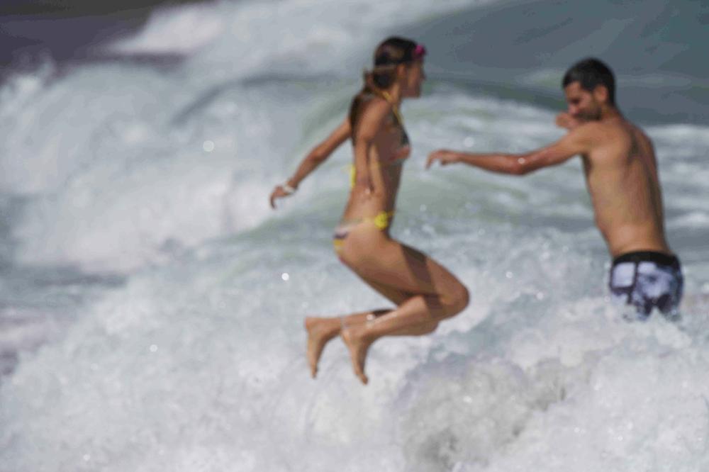 Nole i Jeca kao deca: Igrarije Đokovića na moru su uhvatili paparazzi! (FOTO)