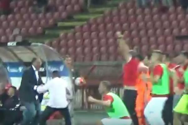 Grof je eksplodirao od sreće! Nikad emotivnija reakcija kod gola! (VIDEO)