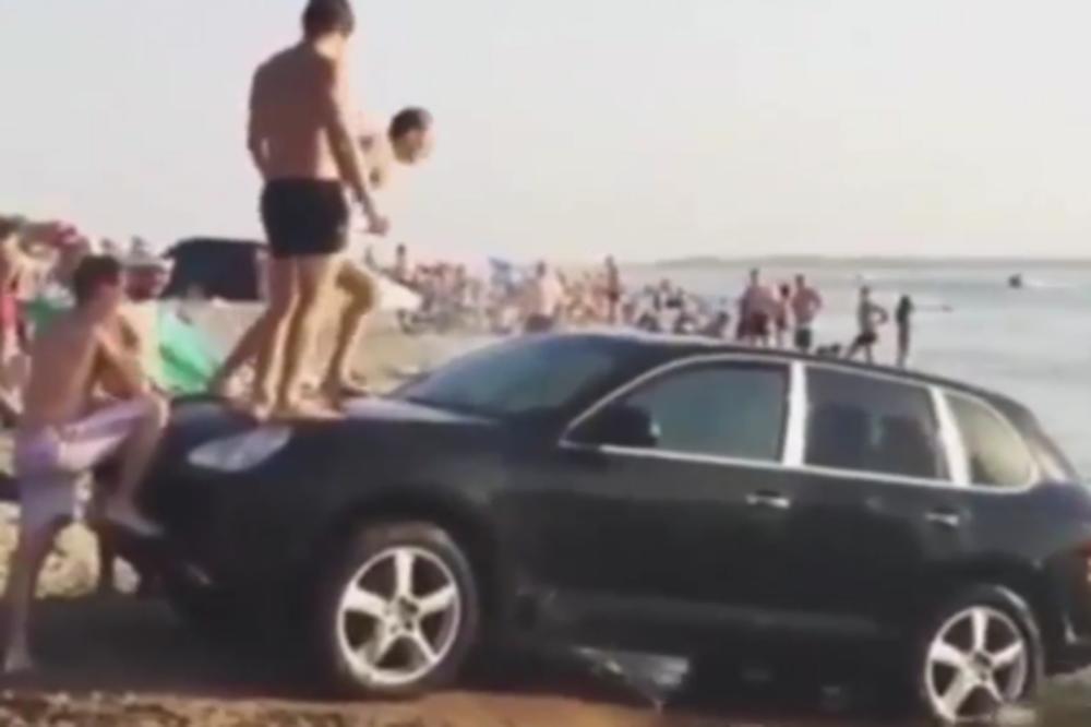 Ludi Rusi: Plaža nije imala skakaonicu, pa su oni dovezli Porše! Ljudi su izneverovali! (VIDEO)